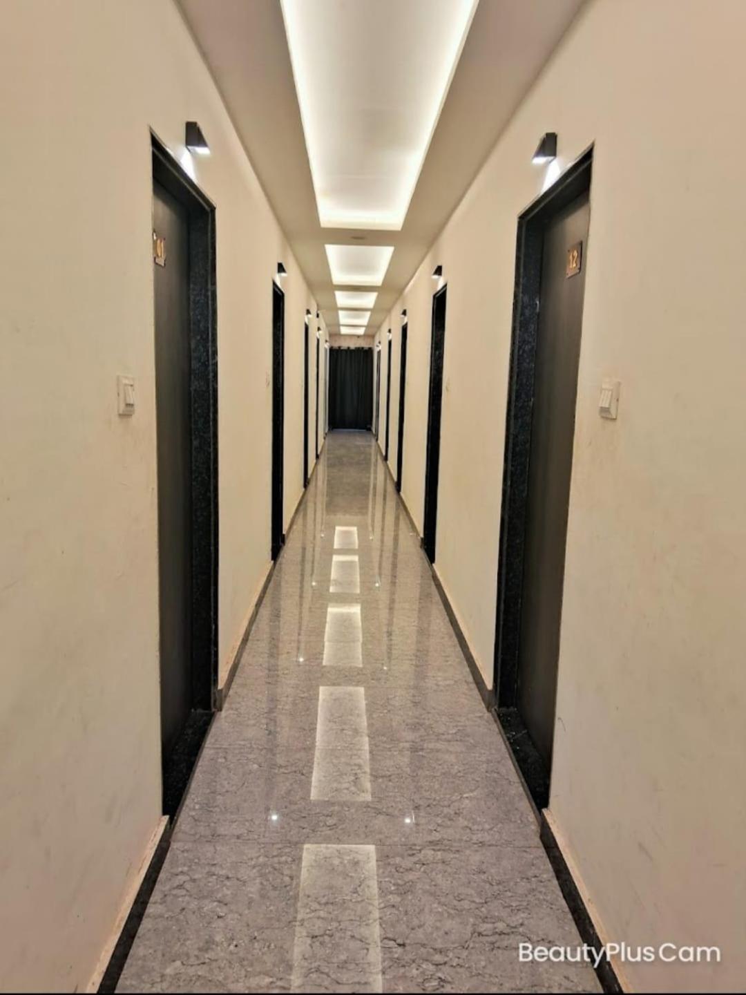 Hotel Shiv Mangalam Near Kashi Vishwanath Tample พาราณสี ภายนอก รูปภาพ